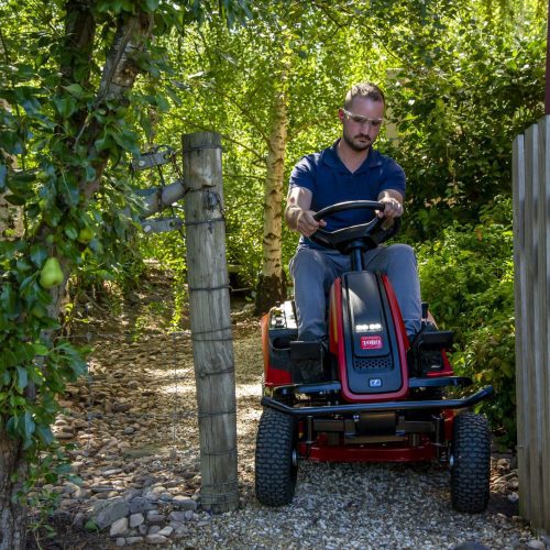 es3000 76cm - man riding mower through gate.